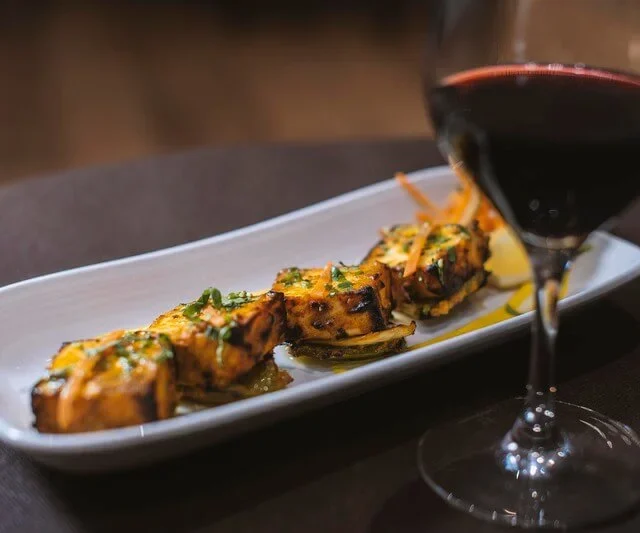 Plato típico hindú servido en Restaurante Dhamba, Barcelona