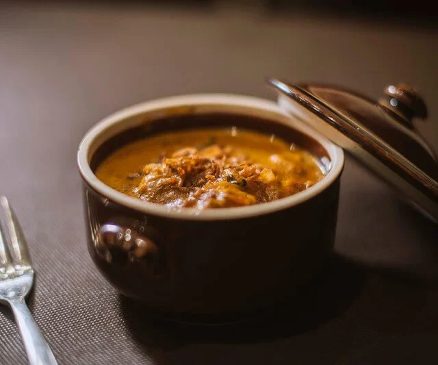 Plato típico hindú servido en Restaurante Dhamba, Barcelona